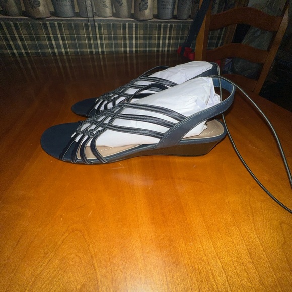 Women’s size 10 M brand is East 5th Style is Reno navy - Picture 3 of 4